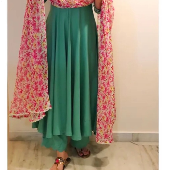 Green salwar with floral dupatta - Picture 6 of 6